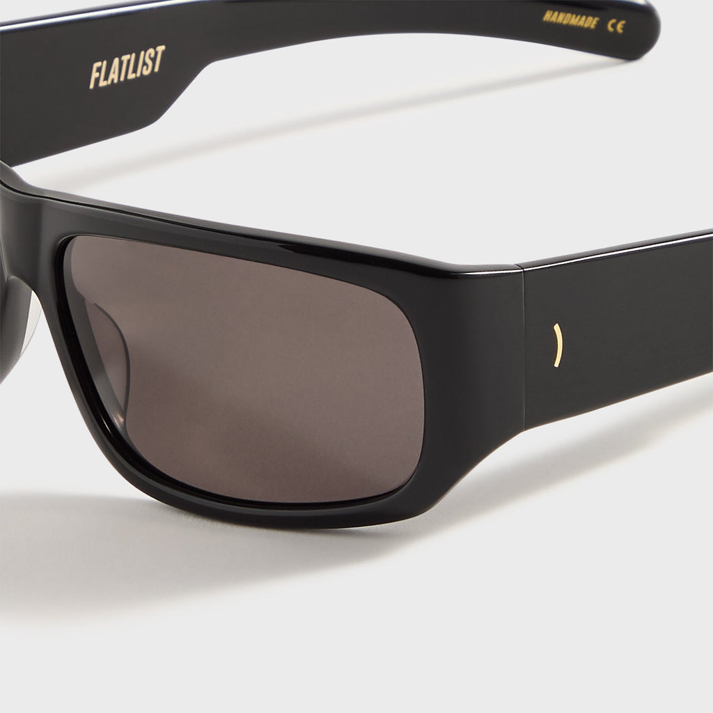 Flatlist April - Solid Black / Solid Black Lens